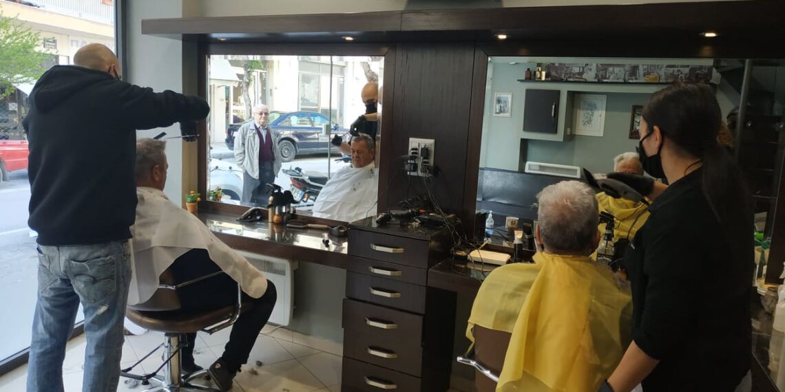 Κοζάνη: Ουρές από το πρωί έξω από τα κουρεία – Πολλά τα ραντεβού και στα κομμωτήρια