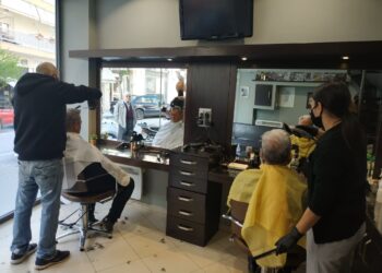 Κοζάνη: Ουρές από το πρωί έξω από τα κουρεία – Πολλά τα ραντεβού και στα κομμωτήρια