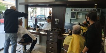 Κοζάνη: Ουρές από το πρωί έξω από τα κουρεία – Πολλά τα ραντεβού και στα κομμωτήρια