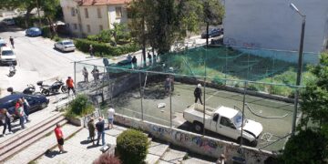 Απίστευτο ατύχημα στην Κοζάνη – Αγροτικό ΙΧ “μπήκε” μέσα σε γηπεδάκι όπου ευτυχώς δεν έπαιζαν παιδιά! – 82χρονος ο οδηγός –