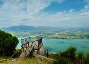 Η καταπληκτική θέα από την Ι.Μ. Αγίου Χριστοφόρου κοντά στο Προσήλιο με θέα τον Αλιάκμονα