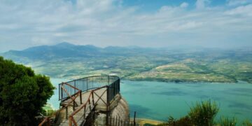 Η καταπληκτική θέα από την Ι.Μ. Αγίου Χριστοφόρου κοντά στο Προσήλιο με θέα τον Αλιάκμονα