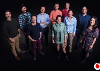 Δέκα νέοι χρησιμοποιούν την τεχνολογία για να προσφέρουν κοινωνικό έργο με επίκεντρο τον άνθρωπο μέσα από το πρόγραμμα World of Difference