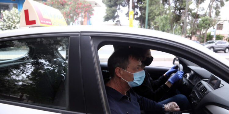 Δίπλωμα οδήγησης: Νέα κανονικότητα σε μαθήματα και εξετάσεις -Με γάντια, μάσκες και αντισηπτικά [εικόνες]