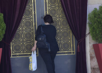 Ανοίγουν οι εκκλησίες: Συνεδριάζει η Ιερά Σύνοδος -Τι θα ισχύει για τη Θεία Κοινωνία και τα μέτρα ασφαλείας