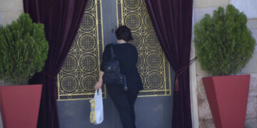 Ανοίγουν οι εκκλησίες: Συνεδριάζει η Ιερά Σύνοδος -Τι θα ισχύει για τη Θεία Κοινωνία και τα μέτρα ασφαλείας