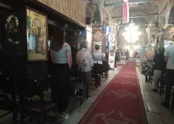 Με αντισηπτικά και ελάχιστες καρέκλες και στασίδια η πρώτη μέρα στις εκκλησίες – Δείτε εικόνες από τον ιερό μητροπολιτικό ναό του Αγίου Νικολάου Κοζάνης