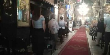 Με αντισηπτικά και ελάχιστες καρέκλες και στασίδια η πρώτη μέρα στις εκκλησίες – Δείτε εικόνες από τον ιερό μητροπολιτικό ναό του Αγίου Νικολάου Κοζάνης