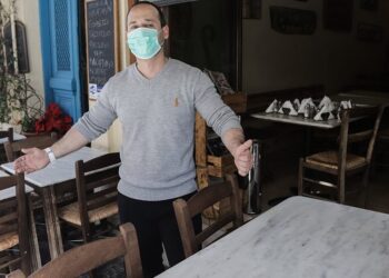 Άρση των μέτρων: Οδηγίες ΕΦΕΤ προς εστιατόρια – Μενού σε app, τραπεζομάντιλα μίας χρήσης και ανέπαφες συναλλαγές