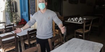 Άρση των μέτρων: Οδηγίες ΕΦΕΤ προς εστιατόρια – Μενού σε app, τραπεζομάντιλα μίας χρήσης και ανέπαφες συναλλαγές