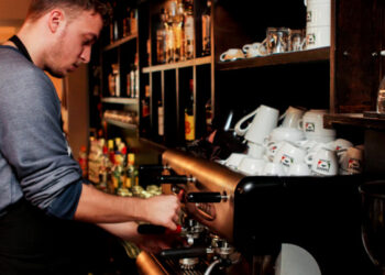 Ανοίγουν αύριο Δευτέρα εστιατόρια, καφετέριες – Οδηγίες από τον ΕΦΕΤ