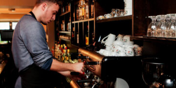 Εστίαση: Ερχεται μείωση ΦΠΑ, από 24% στο 13% -Σε ποια προϊόντα και για πόσο