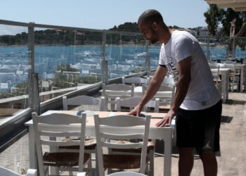 Αρση μέτρων, 4ο στάδιο: Μεγάλο κρας τεστ, ανοίγουν σήμερα εστιατόρια, καφέ, απελευθερώνονται οι μετακινήσεις στα νησιά