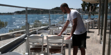 Αρση μέτρων, 4ο στάδιο: Μεγάλο κρας τεστ, ανοίγουν σήμερα εστιατόρια, καφέ, απελευθερώνονται οι μετακινήσεις στα νησιά
