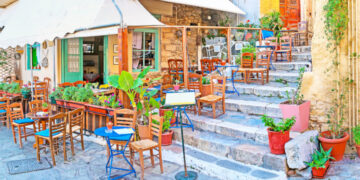 Πιθανές υγειονομικές βόμβες τα υπαίθρια πάρτι -Προβληματισμός στο Μαξίμου, φρένο στο πρόωρο άνοιγμα καφέ-εστιατορίων