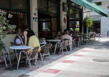 «Restart» για την εστίαση στις 25 Μαΐου – Ένας πελάτης ανά δύο τετραγωνικά, μέχρι έξι στο τραπέζι – Πώς θα λειτουργήσουν τα mall