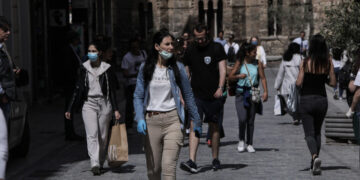 Κορωνοϊός, άρση μέτρων: Ισοπεδώθηκε η καμπύλη, ελάχιστα τα κρούσματα -Γιατί ανησυχούν οι εικόνες συνωστισμού