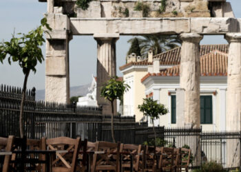 Μέτρα για εστιατόρια-μπαρ: Σκέψεις να ανοίξουν νωρίτερα -Αλλαγές σε εξωτερικούς χώρους, ημιυπαίθριους, δημοτικά τέλη