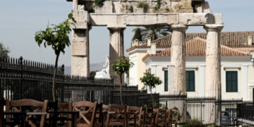 Μέτρα για εστιατόρια-μπαρ: Σκέψεις να ανοίξουν νωρίτερα -Αλλαγές σε εξωτερικούς χώρους, ημιυπαίθριους, δημοτικά τέλη