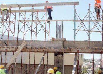 Έναρξη υποβολής αιτήσεων για τη λήψη των 800 ευρώ για τους οικοδόμους, δασεργάτες κ.ά.