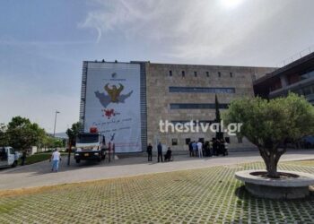 Γιγαντιαίο πανό για την Γενοκτονία των Ελλήνων του Πόντου στο Δημαρχείο Θεσσαλονίκης