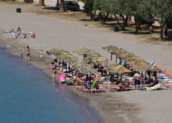 Χαρδαλιάς για άνοιγμα παραλιών: Από 5 έως 20.000 ευρώ τα πρόστιμα σε όσους παρανομήσουν