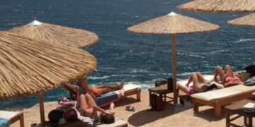 Σκέψεις να ανοίξουν οι οργανωμένες παραλίες ενόψει του μίνι καύσωνα -Φόβοι για συνωστισμό στις ελεύθερες