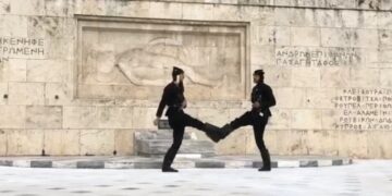 Η συγκινητική αλλαγή φρουράς εις μνήμην της Γενοκτονίας των Ποντίων