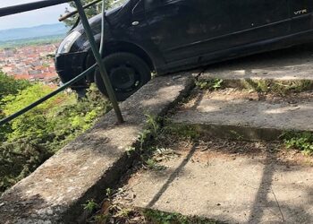 Κοζάνη: Τροχαίο ατύχημα κοντά στο ξωκλήσι της Αγίας Άννας, προς τον “Ξενία” – Δείτε πού “κόλλησε” και δεν έπεσε το αυτοκίνητο!