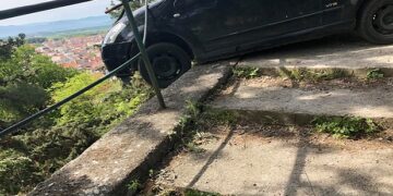 Κοζάνη: Τροχαίο ατύχημα κοντά στο ξωκλήσι της Αγίας Άννας, προς τον “Ξενία” – Δείτε πού “κόλλησε” και δεν έπεσε το αυτοκίνητο!