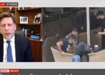 Viral o σερβιτόρος που «έλουσε» τους πελάτες με καφέ την ώρα της συνέντευξης Βαρβιτσιώτη