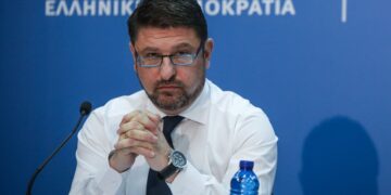 Νέο «καμπανάκι» Χαρδαλιά για τον συνωστισμό στις πλατείες: «Διακινδυνεύονται ζωές -Δεν είναι αντίσταση και μαγκιά»