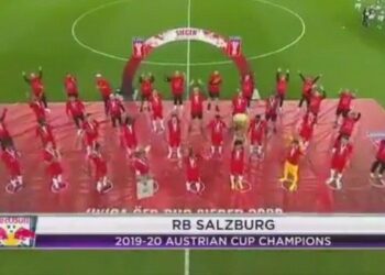 Οι παίκτες της Ζάλτσμπουργκ σήκωσαν το Κύπελλο κρατώντας αποστάσεις