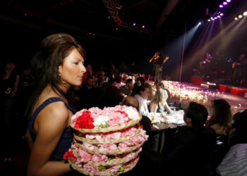 Πρωτόκολλο ακόμα και στα λουλούδια στα μπουζούκια! Αλλαγές στις πίστες λόγω κορονοϊού (vid)