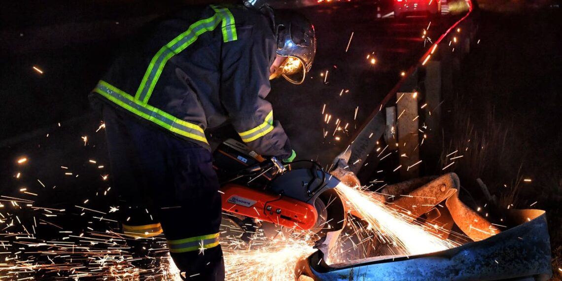 Φωτογραφία από το σοκαριστικό τροχαίο που συνέβη αργά χθες το βράδυ έξω από την Πτολεμαΐδα και τη μάχη των πυροσβεστών για τον απεγκλωβισμό