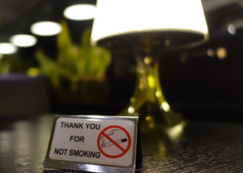 Το κάπνισμα και το άτμισμα αυξάνει τον κίνδυνο για τις αρτηρίες, τους πνεύμονες και για σοβαρή λοίμωξη από κορονοϊό