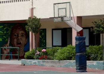 Λαμία: Παιδιά 13-14 ετών προσήχθησαν στο τμήμα επειδή έπαιζαν μπάσκετ στο προαύλιο κλειστού σχολείου!