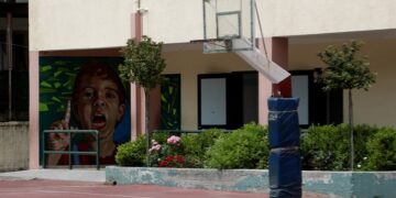 Λαμία: Παιδιά 13-14 ετών προσήχθησαν στο τμήμα επειδή έπαιζαν μπάσκετ στο προαύλιο κλειστού σχολείου!