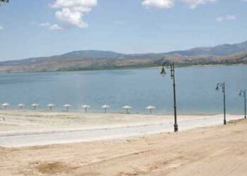 Τριανταφυλλιές και ομπρέλες στην παραλία του Αγίου Παντελεήμονα