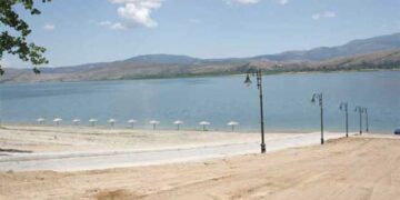 Τριανταφυλλιές και ομπρέλες στην παραλία του Αγίου Παντελεήμονα