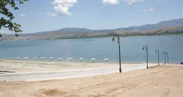 Τριανταφυλλιές και ομπρέλες στην παραλία του Αγίου Παντελεήμονα