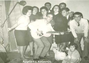 Φιλική παρέα ώριμων νέων στο ΣΤΟΥΝΤΙΟ του καλλιτέχνη Φωτογράφου, Γιαννόπουλου Γιώργου το 1964– Από τη στήλη του κ. Γ. Καζαντζή στον Παλμό 17/06/2020