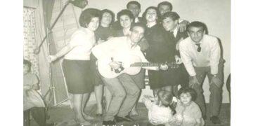 Φιλική παρέα ώριμων νέων στο ΣΤΟΥΝΤΙΟ του καλλιτέχνη Φωτογράφου, Γιαννόπουλου Γιώργου το 1964– Από τη στήλη του κ. Γ. Καζαντζή στον Παλμό 17/06/2020