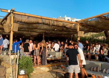 Μύκονος: Δύο μήνες λουκέτο και 20.000 ευρώ πρόστιμο για τον συνωστισμό σε μπιτς μπαρ στην Φτελιά (φωτό + βίντεο)