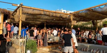 Μύκονος: Δύο μήνες λουκέτο και 20.000 ευρώ πρόστιμο για τον συνωστισμό σε μπιτς μπαρ στην Φτελιά (φωτό + βίντεο)