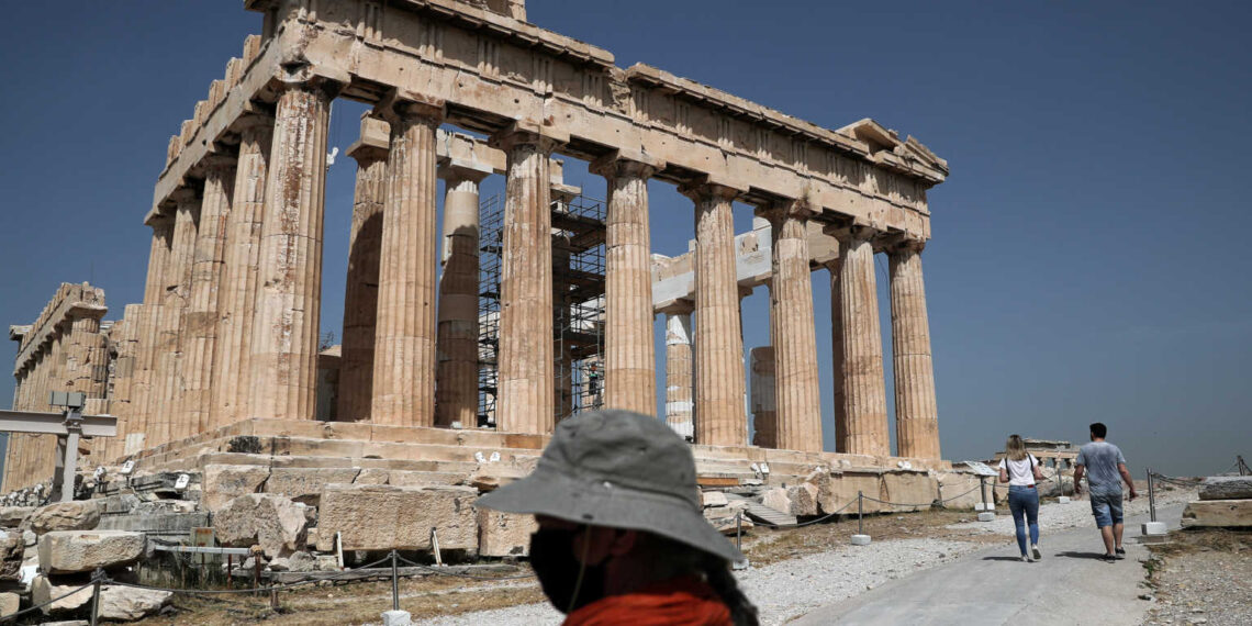 Τουρισμός και… κορονοϊός θα κρίνουν αν χαμόγελα για τη μικρή ύφεση ήταν δικαιολογημένα