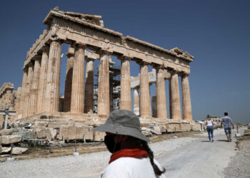 Τουρισμός και… κορονοϊός θα κρίνουν αν χαμόγελα για τη μικρή ύφεση ήταν δικαιολογημένα