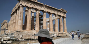 Τουρισμός και… κορονοϊός θα κρίνουν αν χαμόγελα για τη μικρή ύφεση ήταν δικαιολογημένα