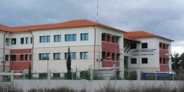 Πρωτοφανές περιστατικό έξω από το Αστυνομικό Μέγαρο Κοζάνης – Άντρας απειλούσε με μαχαίρι τον φρουρό-Τον συνέλαβε άντρας της Ασφάλειας!