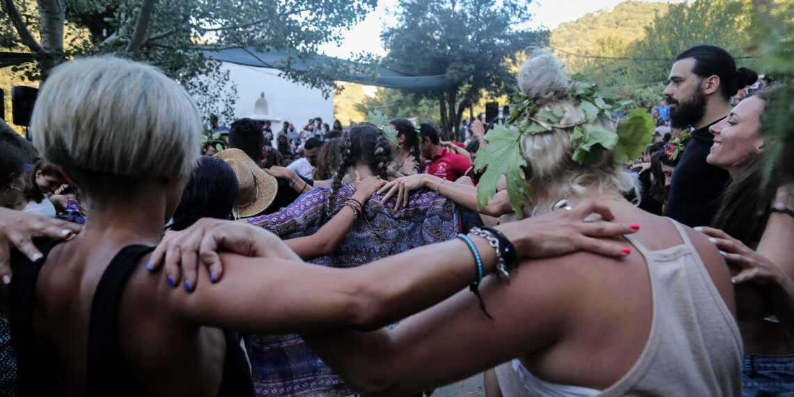 Χωρίς πίστες και χορούς τα πανηγύρια – Μόνο καθιστοί σε μπουζούκια και συναυλίες